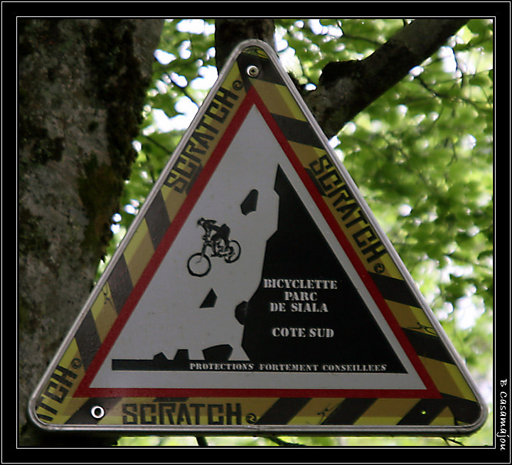 Panneau de mise en garde.jpg - A l'entrée du bike park de Siala